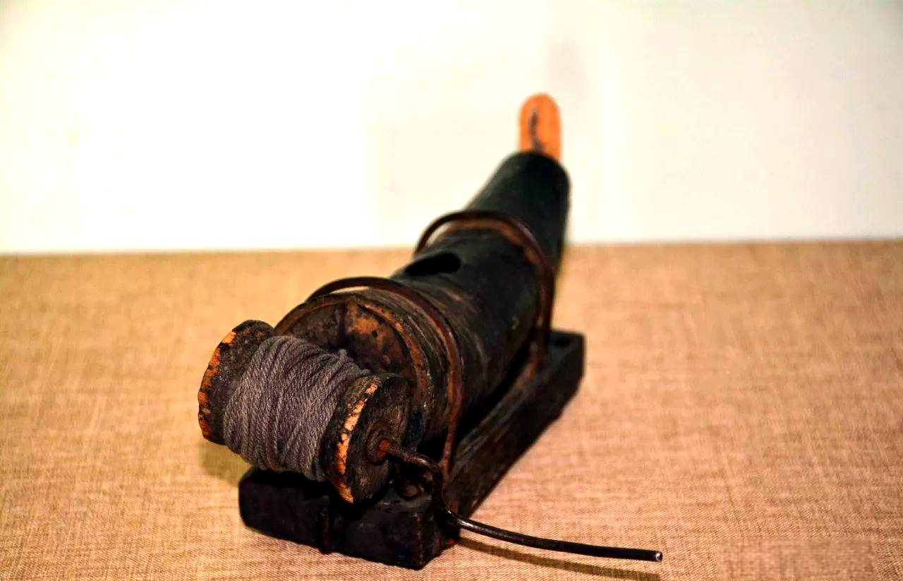 民国时期牛角鱼形墨斗这款民国时期的牛角鱼形墨斗,以其独特的造型和