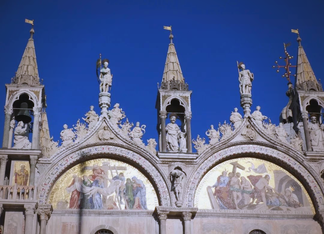 广场四周环绕着古老的建筑,中央则是一座庄严的钟楼,为整个广场增添了