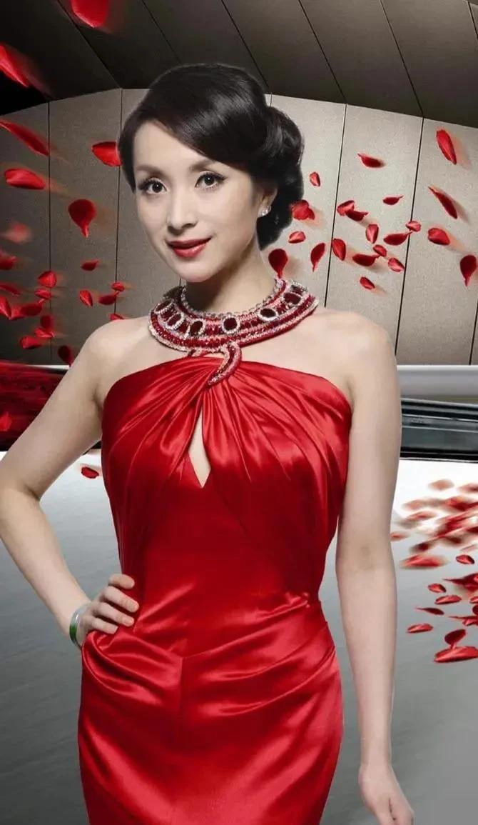 48岁汤灿近况曝光,身材苗条容颜依旧漂亮,现在的她过得很不错