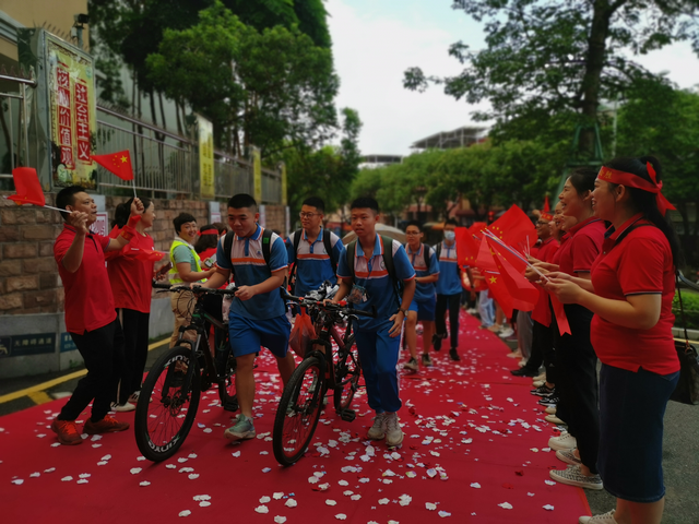 关注中考|"送考护安"两不误!番禺象达中学家长志愿者成为一道亮丽风景