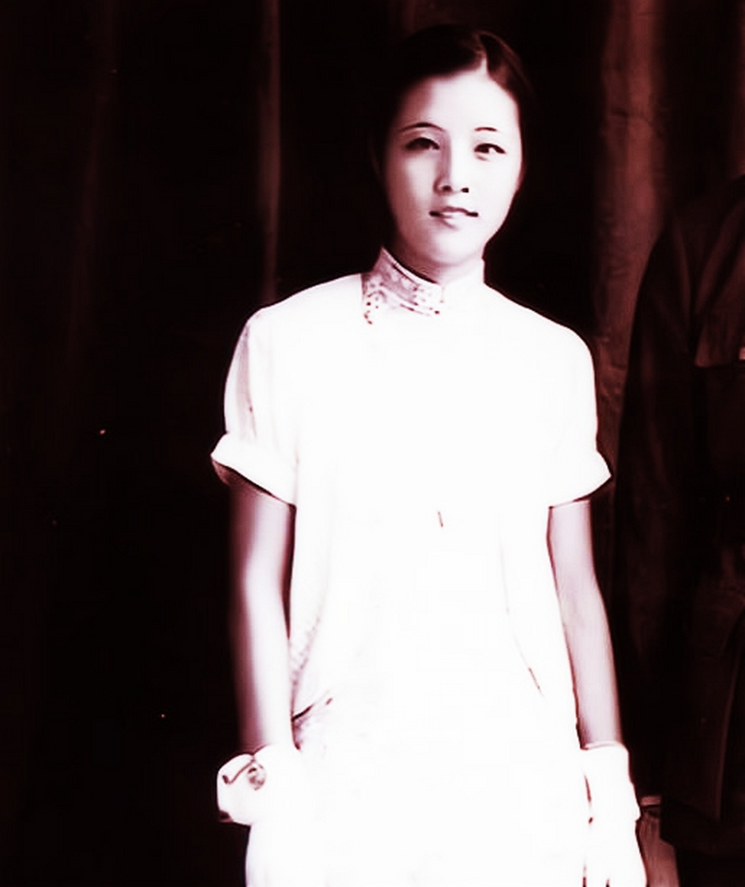 " 新婚之夜,程潜察觉到郭翼青的不悦,轻声向他求暖.