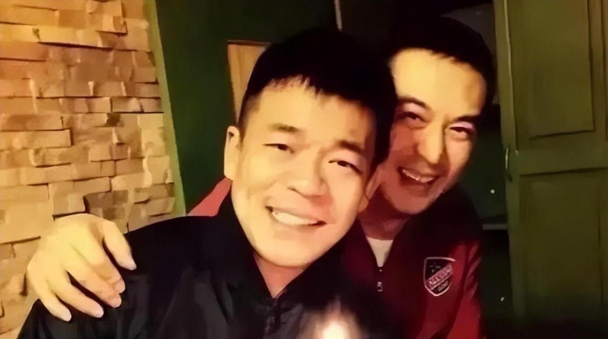 一天,张嘉译拉着孙浩去他家吃饭,他老婆王海燕准备了丰盛的饭菜招待