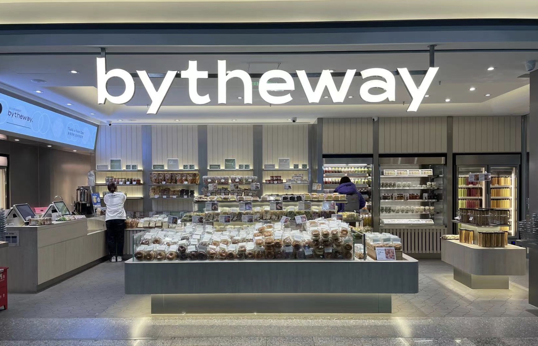 bytheway所在的静安寺站,是上海地铁2号线,7号线和14号线的换乘站.