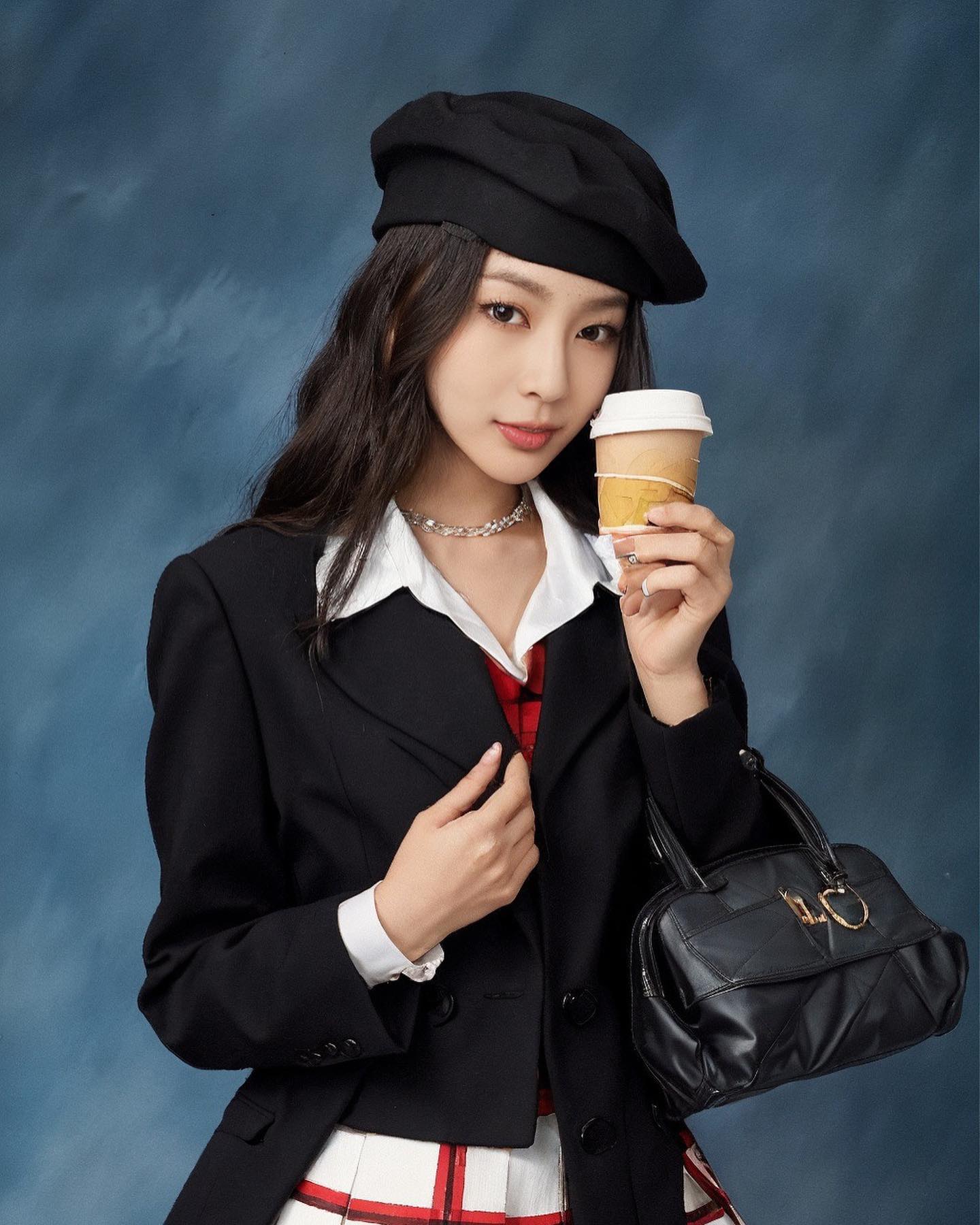 真铁粉7815韩国女团apink吴夏荣再晒曼联球衣,曾穿二客参加打歌