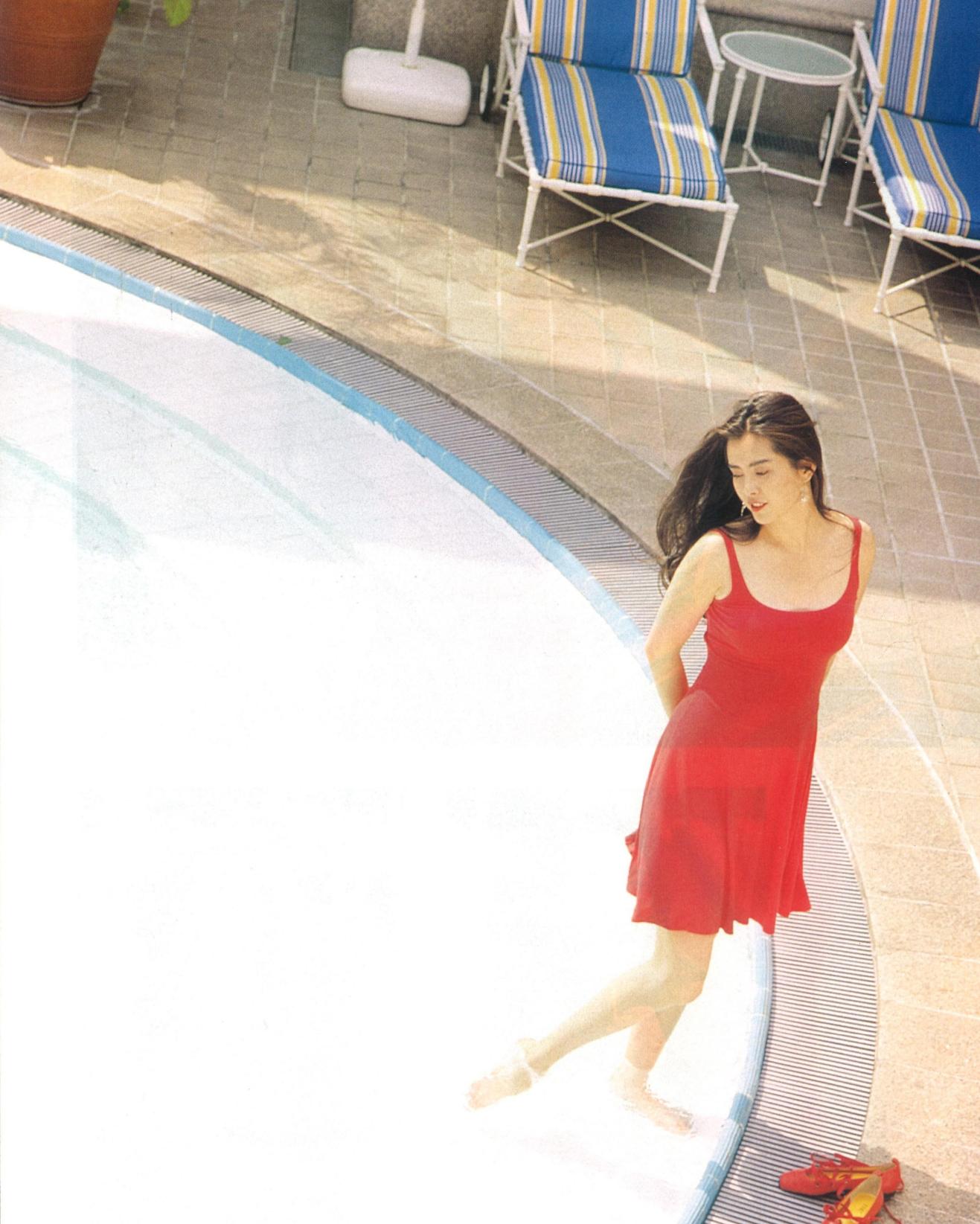 红色连衣裙王祖贤稀有绝美写真集分享,太逆天了这颜值