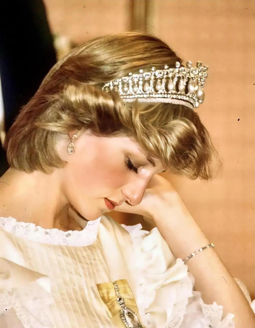 但是在我心里,戴安娜王妃戴着皇冠的样子才是最美的.