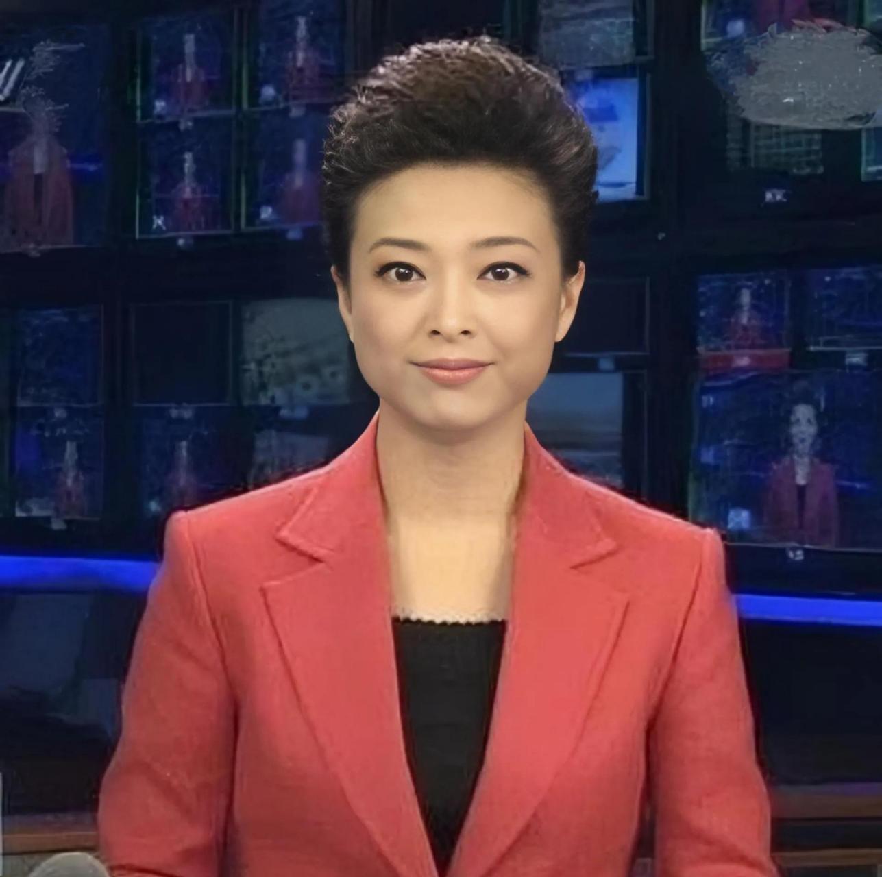 彭坤,2000年,主持中央电视台综合频道国际新闻评论节目,开始职业生涯