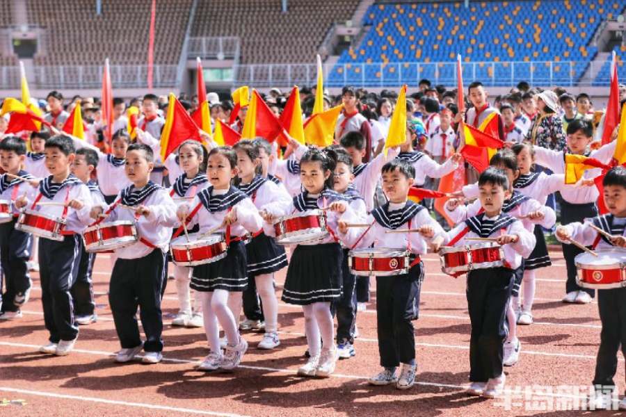 "女刘翔"黄潇潇现身青岛小学运动会赛场