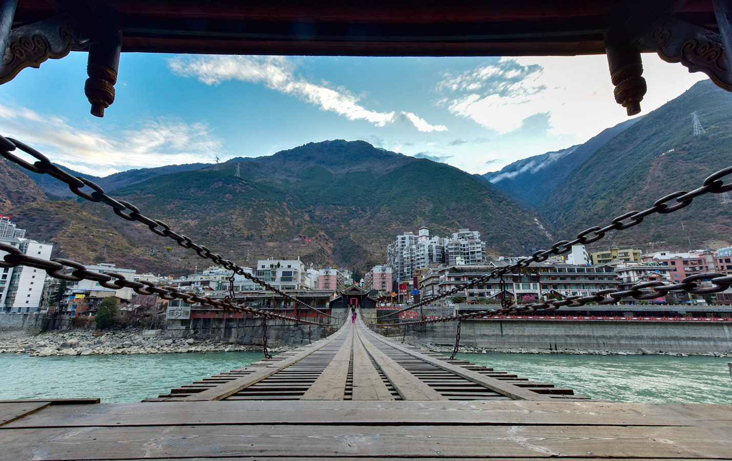泸定桥在300年前如何建造的?单根铁索好几吨重,如今依旧牢固