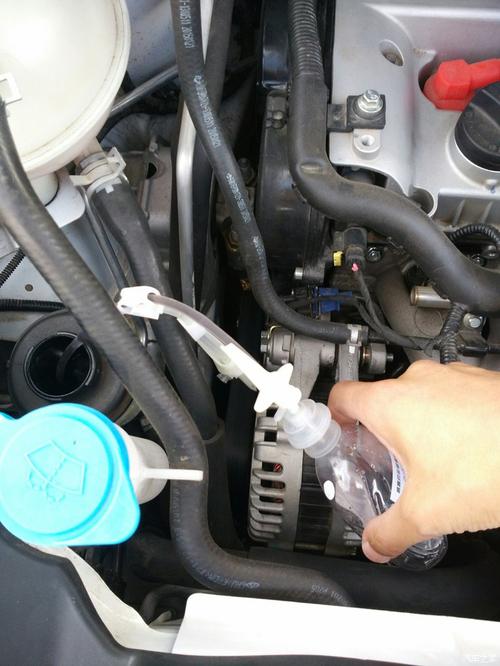 确定是否需要替换助力油的方式如下:首先,可以通过体验转向时的手感来