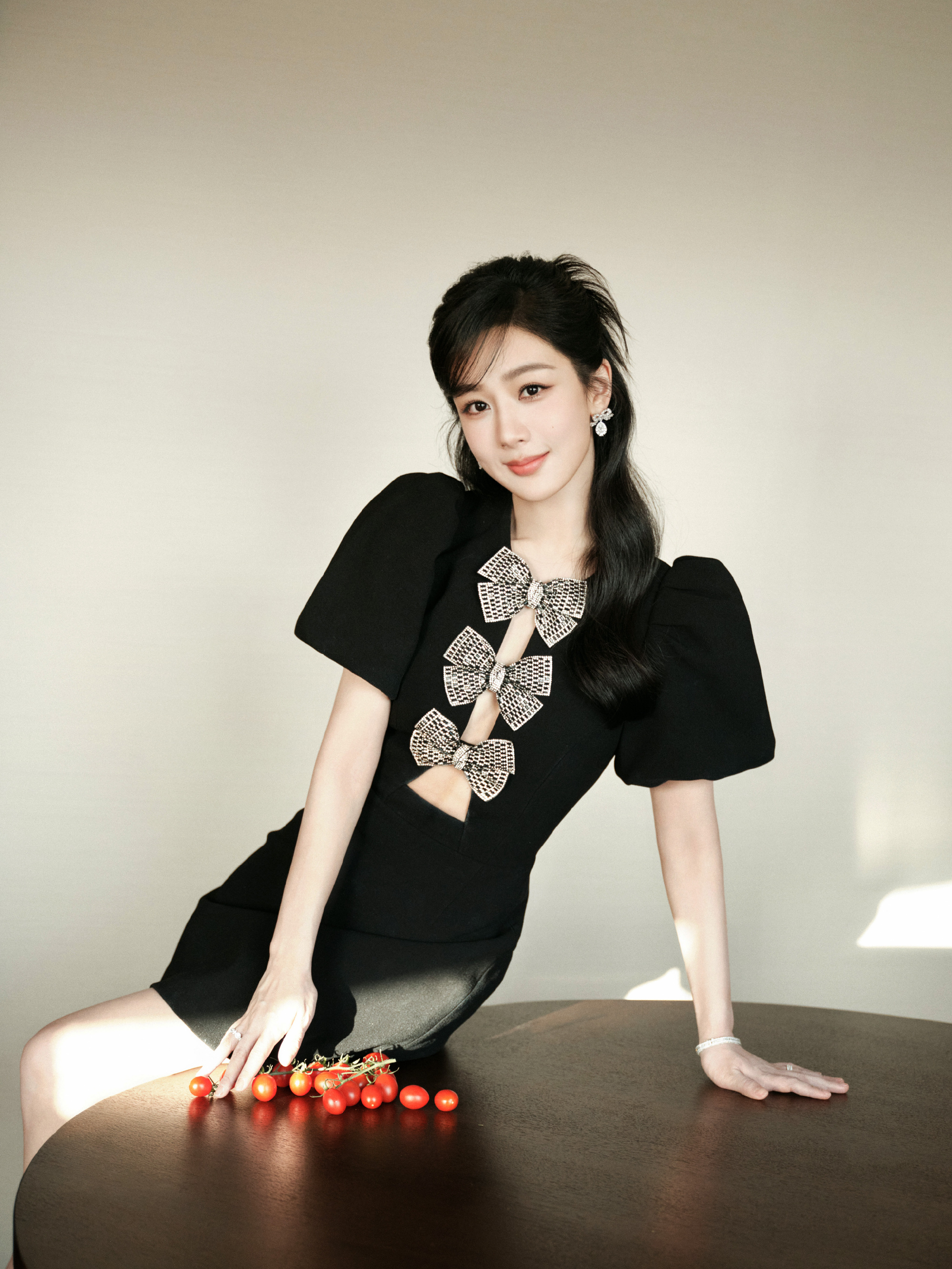 杨紫的时尚穿搭,黑色短裙的魅力展现