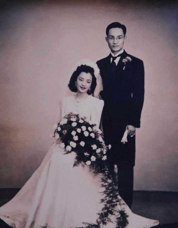 金庸与第一任夫人杜冶芬结婚照1998年4月25日,时任海宁市长应忠良(左)