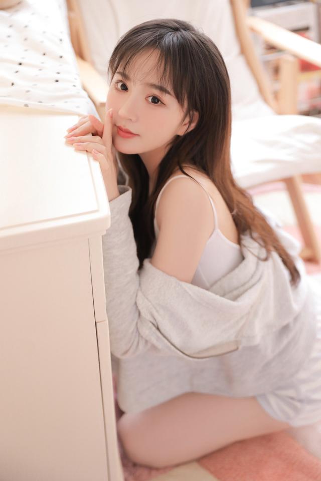 奶油色美女雪白美腿大胆写真图片