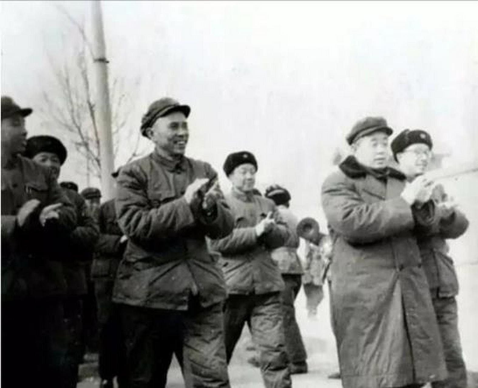 1969年,兰州军区司令皮定钧在外视察,路过一村庄时,发现几个十几岁
