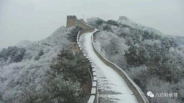 长城内外惟余莽莽 八达岭长城千里冰封万里雪飘