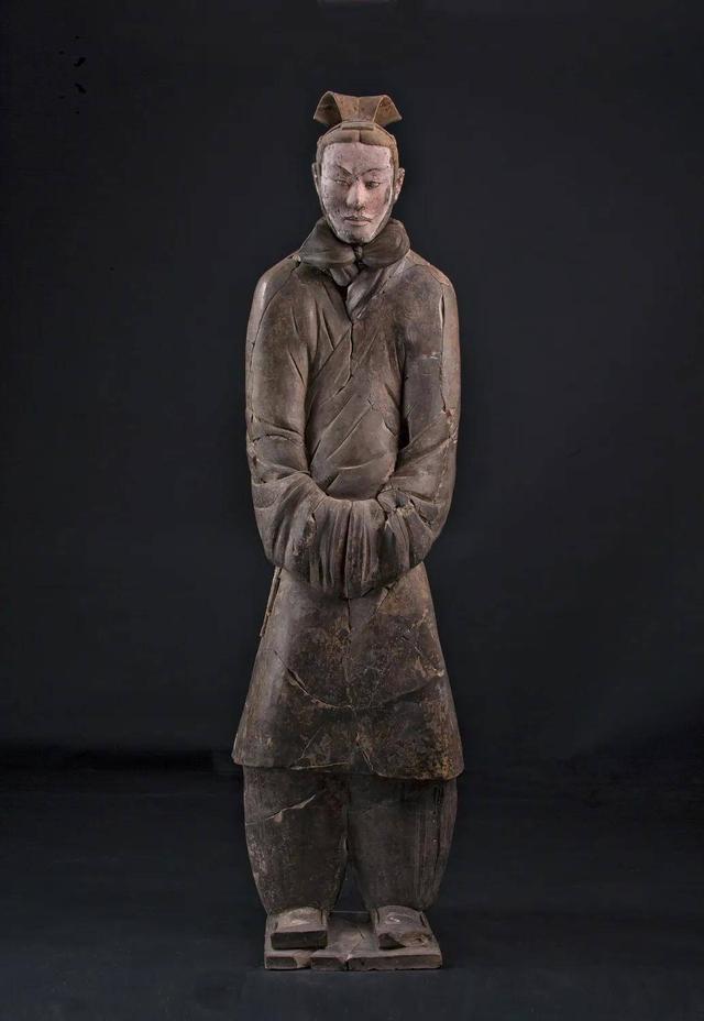 双尾鹖冠,鱼鳞铠甲,彩色花结:如何正确欣赏一尊将军俑?