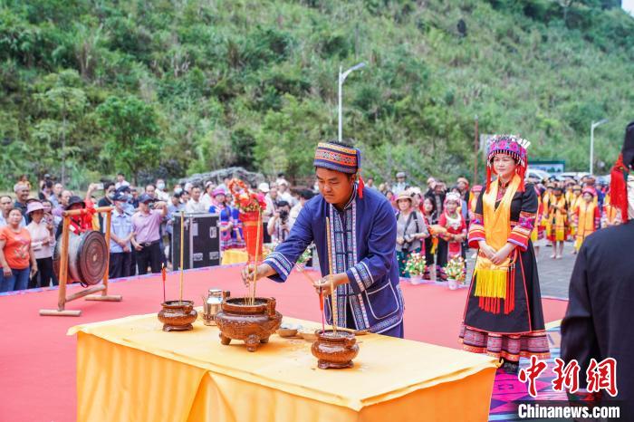 广西布努瑶祭祀始祖密洛陀 乐舞祈福展示民族风情