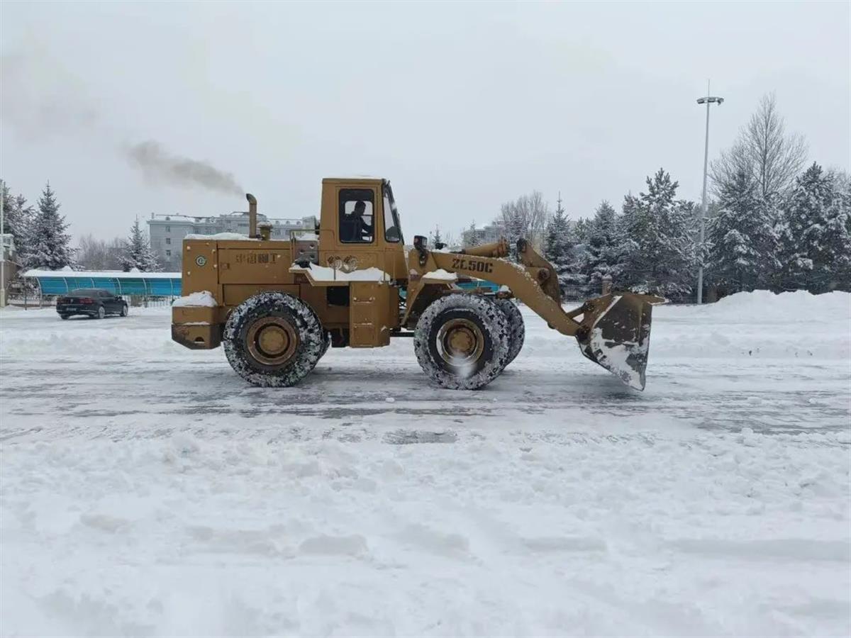 黑龙江一家长现买铲车帮忙铲雪,校方赠送锦旗感谢