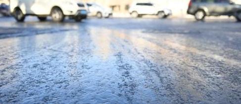 友情提示|冰雪路面行车需警惕"黑冰"现象