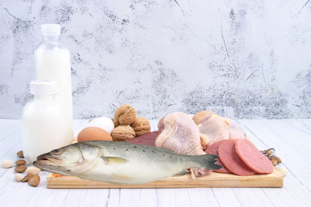 鸡鸭鱼肉,蛋奶豆腐,都要适量摄入.