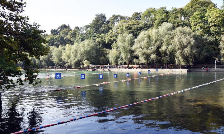 秋日暖阳,花溪平桥好游泳