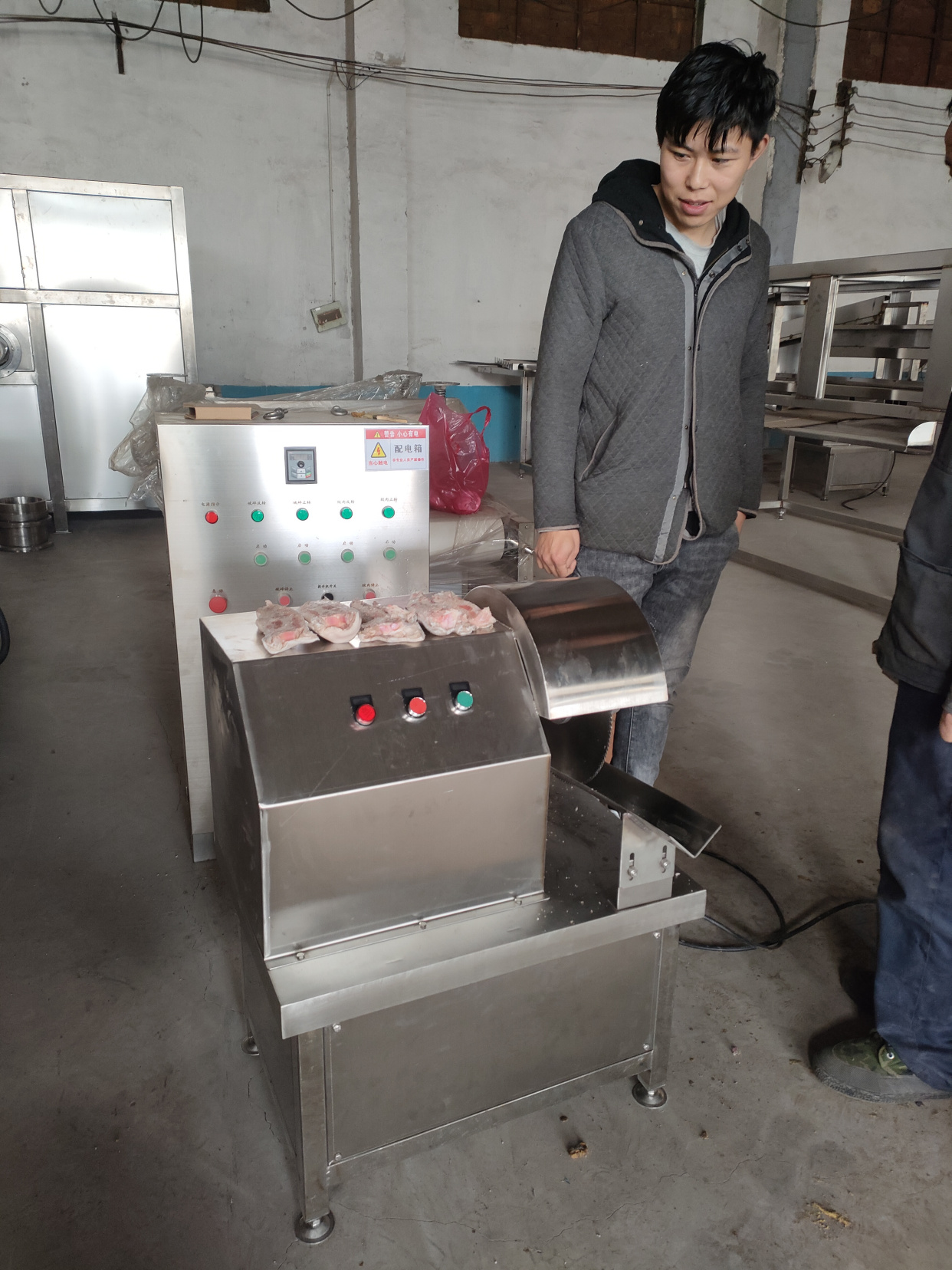 研发新型猪蹄劈半机厂家 猪蹄劈半机供货