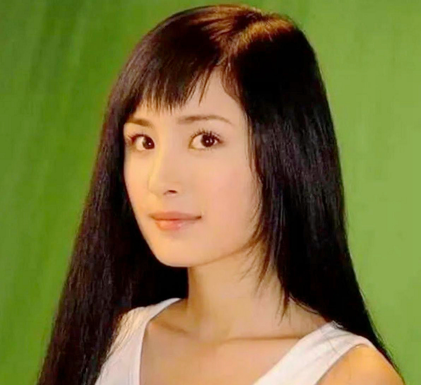 杨幂早年照,白背心依旧年轻!