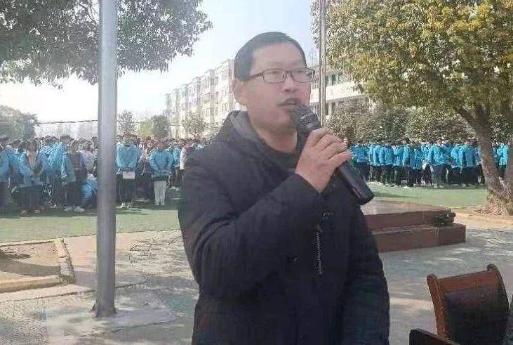 明港镇第一初级中学举行新学期奖优表模暨法制安全教育会