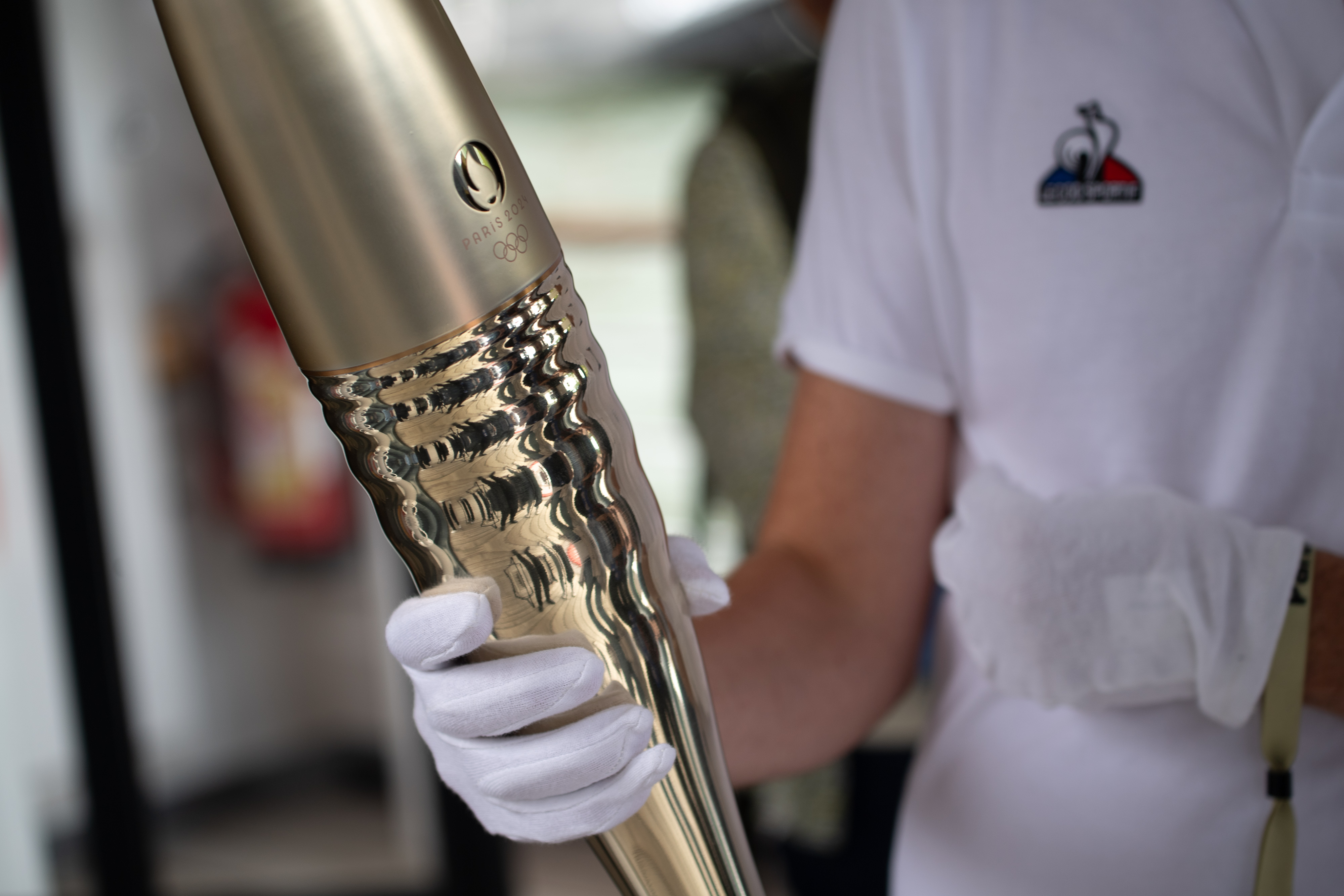 巴黎奥运火炬实物在塞纳河上公开亮相