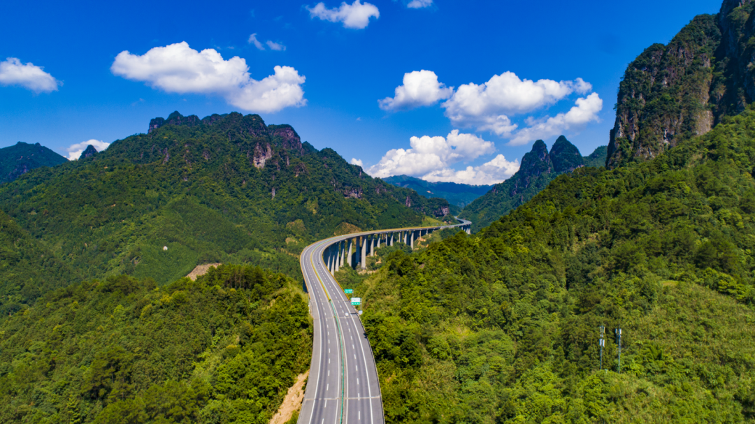 飞阅新贵港丨崇山峻岭间,贵港这座桥如巨龙蜿蜒!