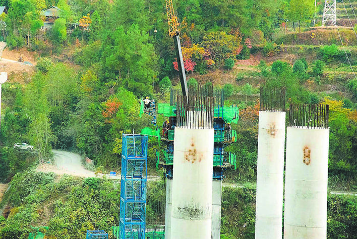 351国道咸丰段东厢溪大桥建设正酣