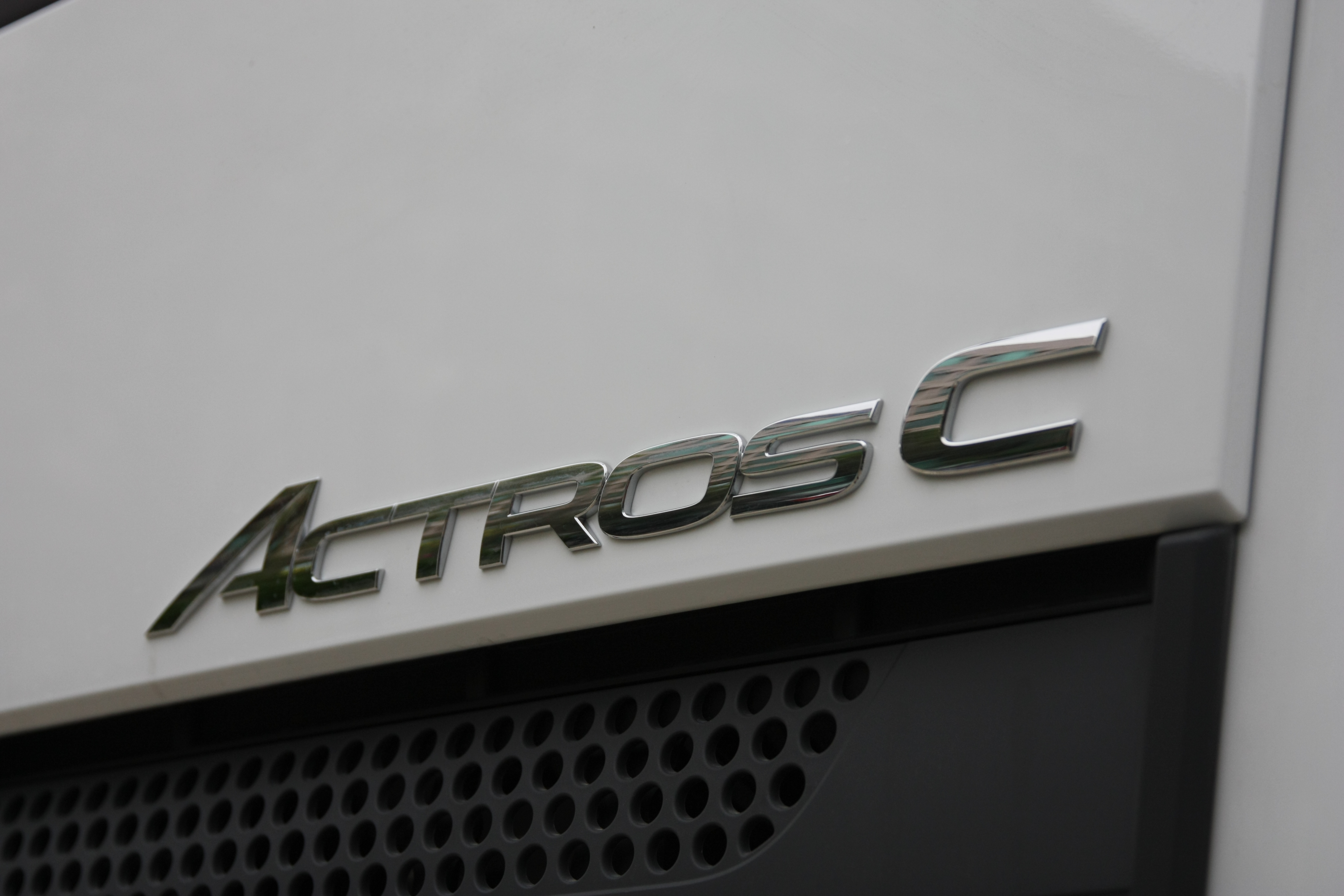 产品凸显tco理念价值观 奔驰卡车青岛品鉴会举行