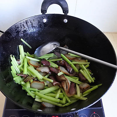 想要滋補養顏補氣血,一定要喝一碗芹菜炒臘肉