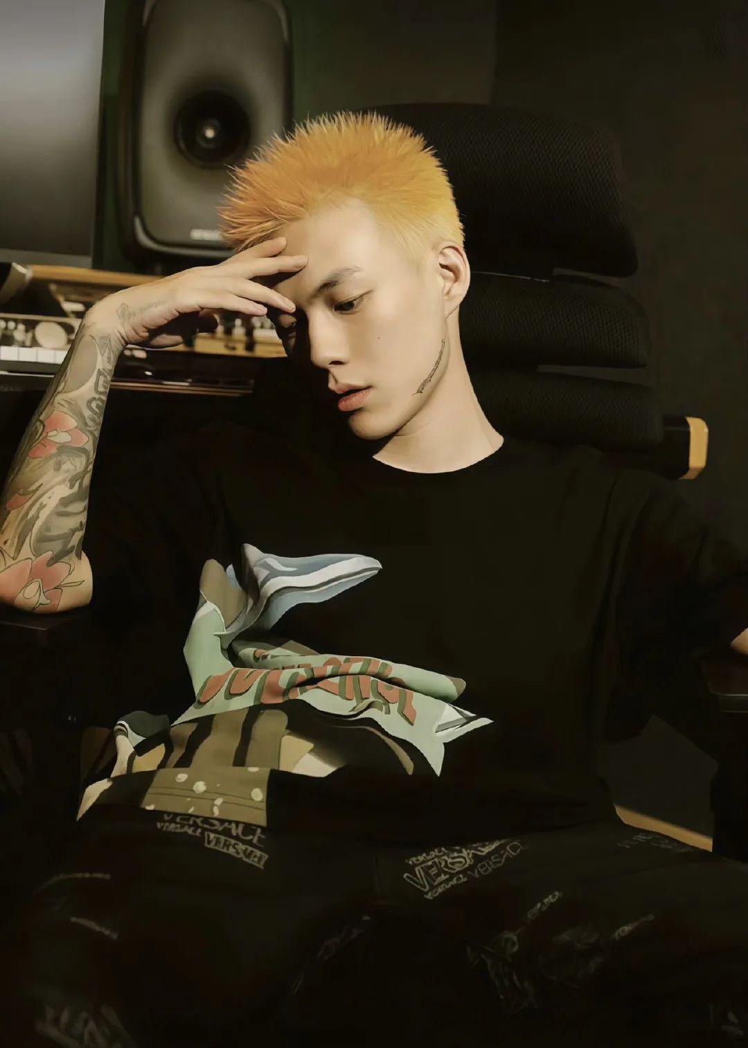 贝贝李京泽亮相机场与舞台,外貌变化引发热议