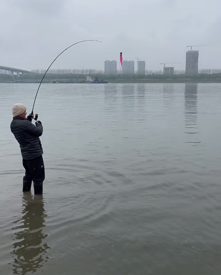 河流之王 湖北男子钓获巨型水老虎