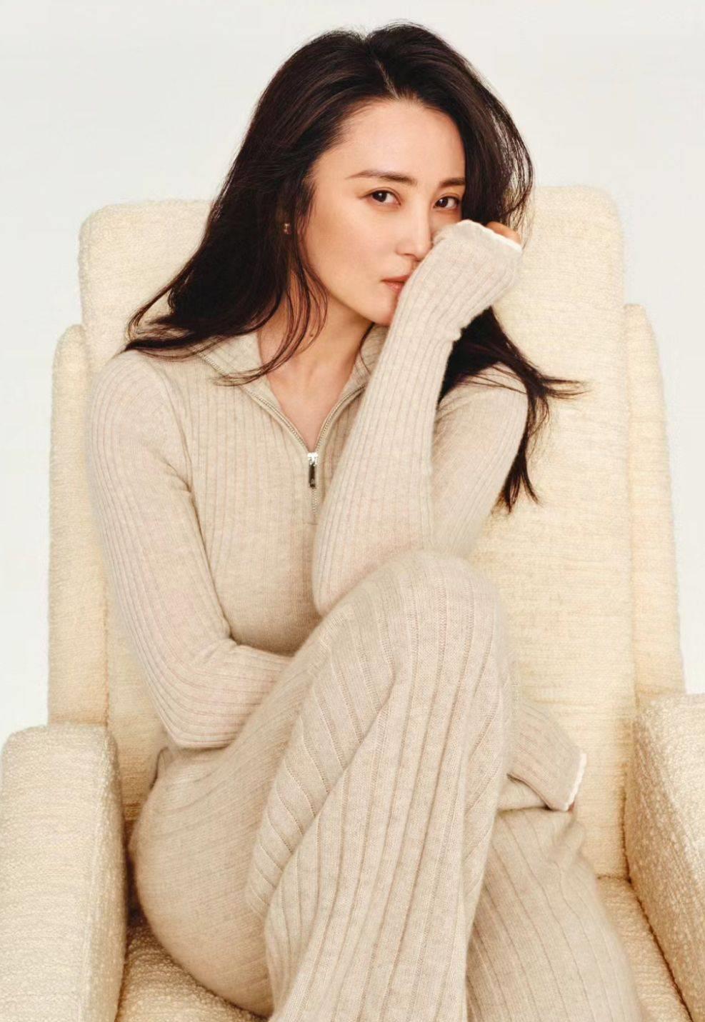 优雅中年女神蒋勤勤:高级穿搭惊艳登场!