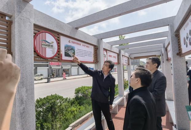 张传亭同志一行到嘉祥县看望省派工作队员