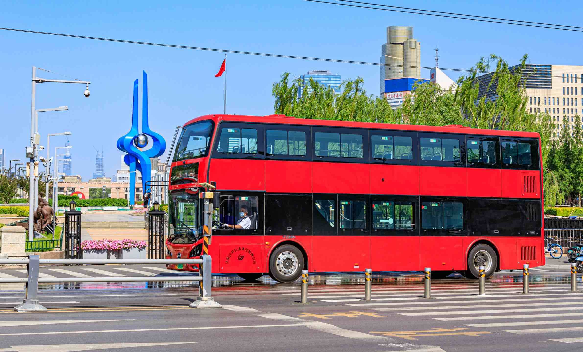 济南双层公交又回来了!新式纯电动 配备usb充电接口