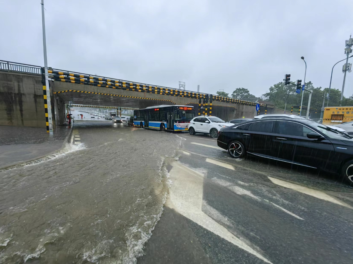 直击|石景山区金安桥铁路桥下积水,将双向断路