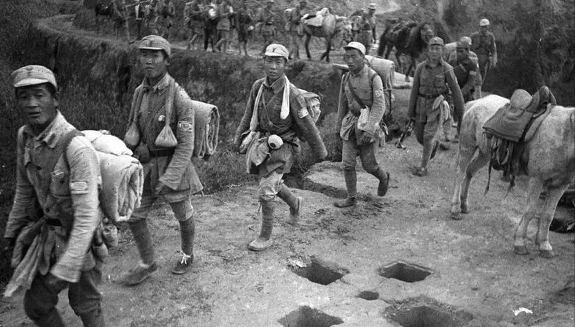 1942年,一个八路军女队员从来不洗脚,却引起了游击