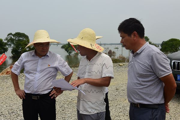 方少文慰问修河三角联圩防汛应急测报一线职工