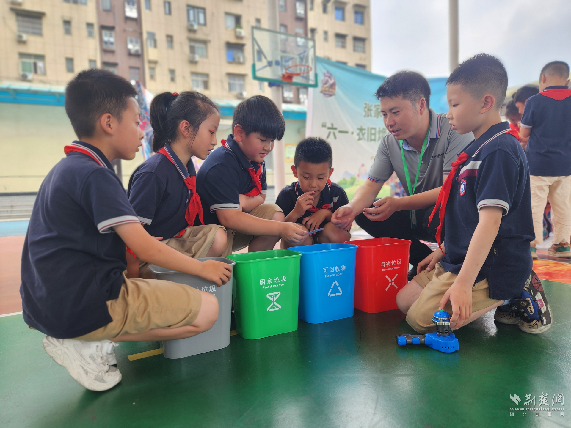 "衣旧"有温暖!洪山区张家湾小学举办"六一"环保主题活动