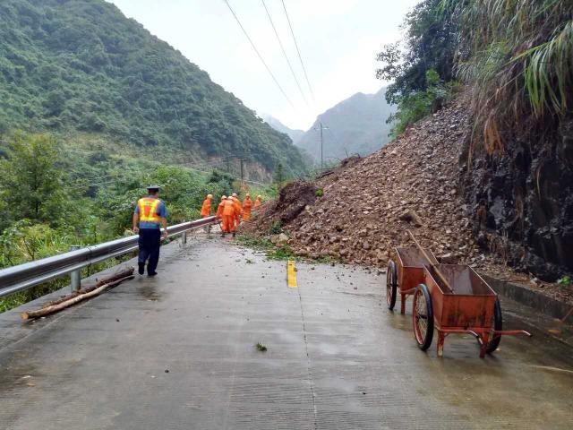 凌晨,宁溪牌门村路段山体塌方,往永嘉方向公路中断(抢通中)