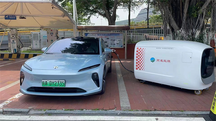 充电机器人亮相福建高速服务区