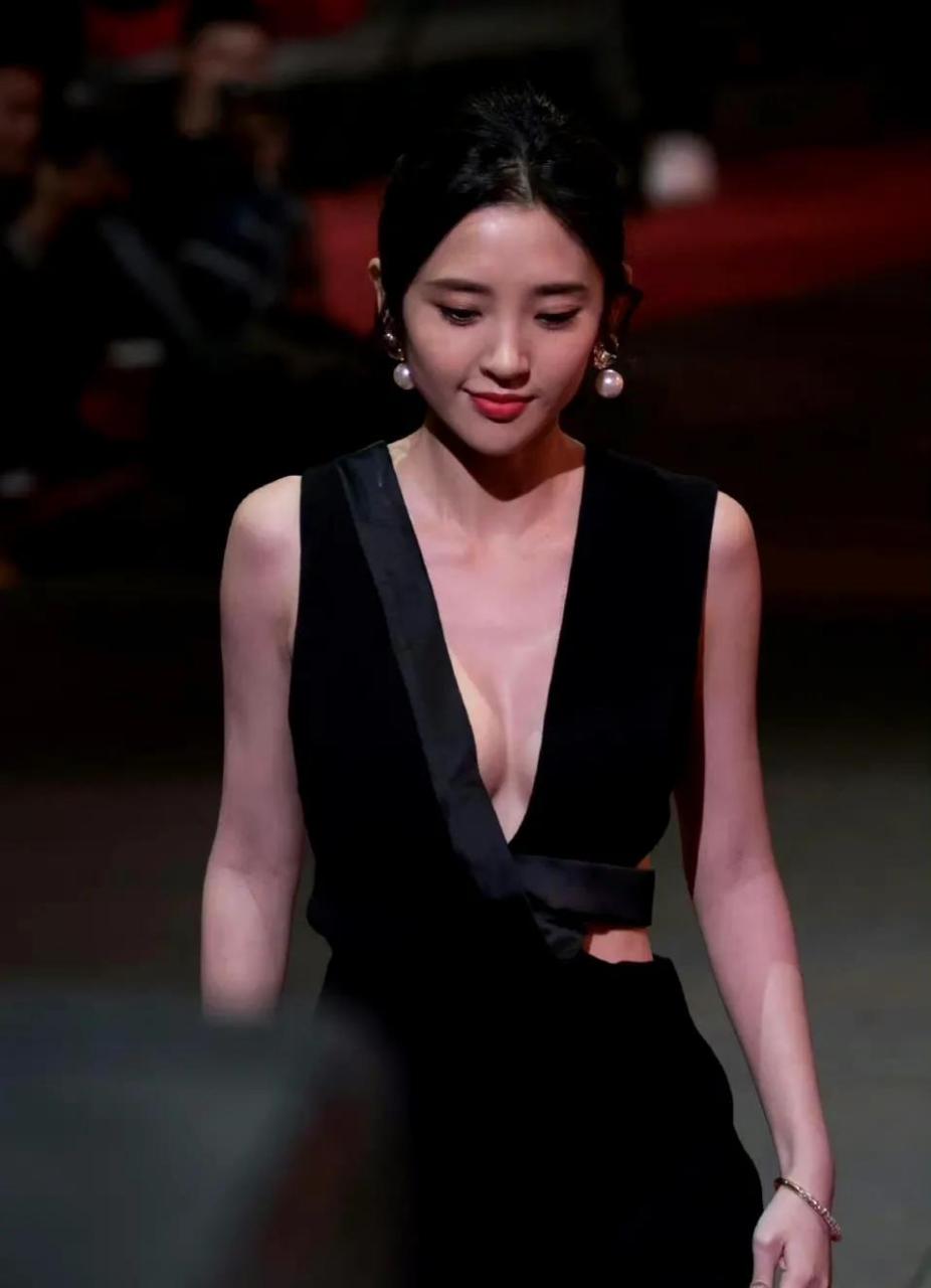 唐艺昕# 唐艺昕身穿露胸紧身黑色长裙,那气质驾驶得美美的,就连旁边