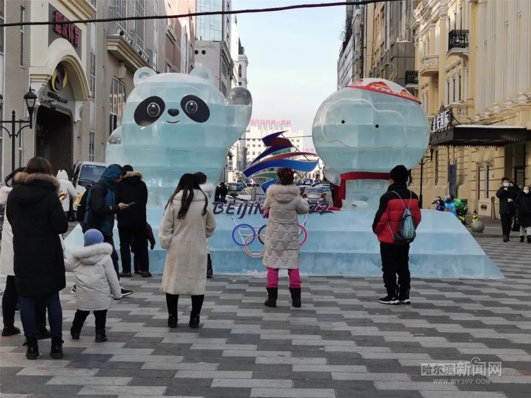 中央大街冰墩墩专卖店图片