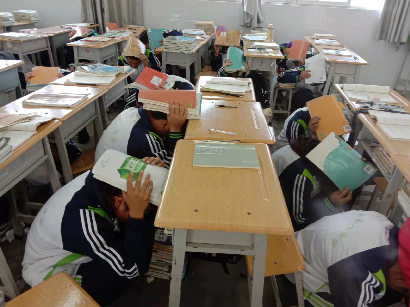 威宁八中开展防震减灾紧急疏散演练活动