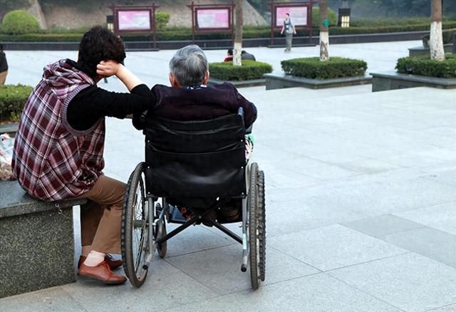 19岁少女伺候70岁大爷,大爷每晚偷偷摸她,保姆却想照顾他一辈子