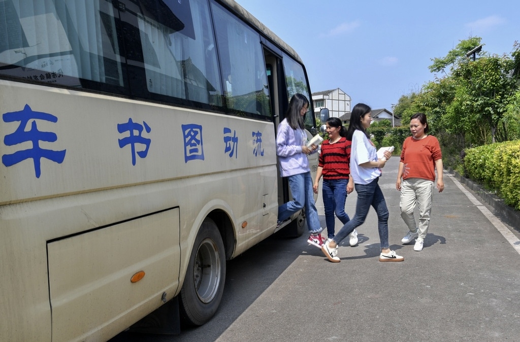 广安前锋:推进全民阅读,流动图书车开进农村