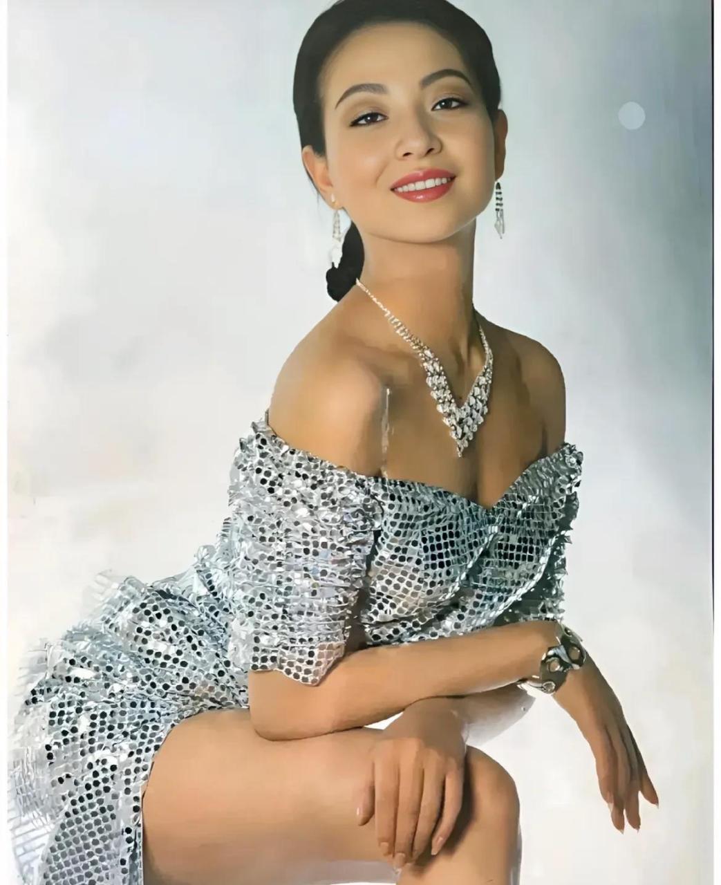 一身"连衣裙"配上曼妙的身姿,做了